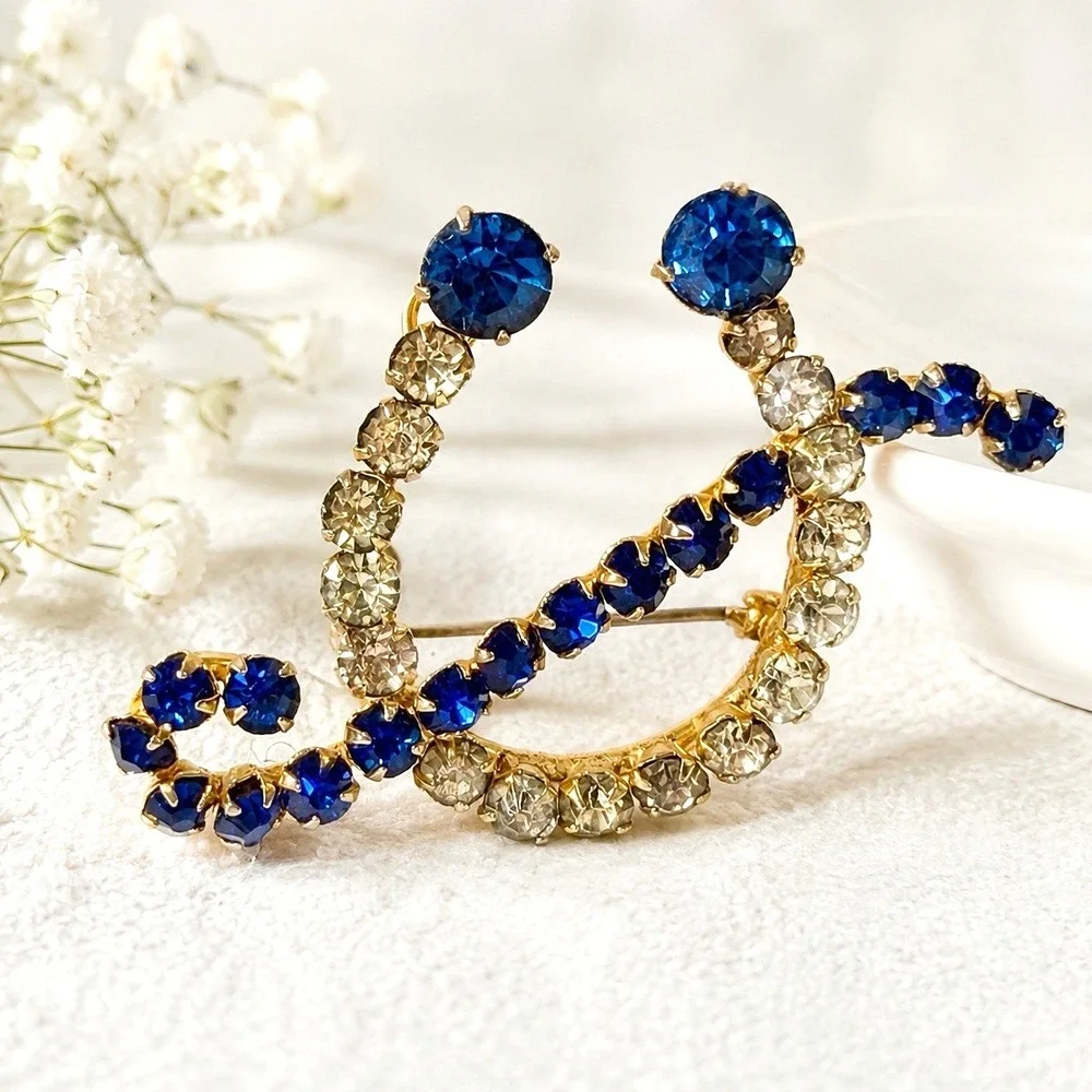 VTG MCM Horseshoe Ribbon Brooch Sapphire Blue Clear Rhinestone Gold Tone 2.25